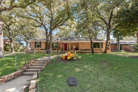 Photo of 3705 Country Club Road, Arlington, TX 76013 (MLS # 21092873)