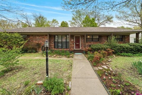 Photo of 1013 Yorkshire Drive, Sherman, TX 75092 (MLS # 21215057)