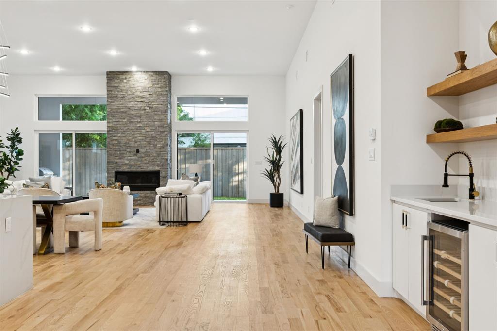 3940 N Cresthaven