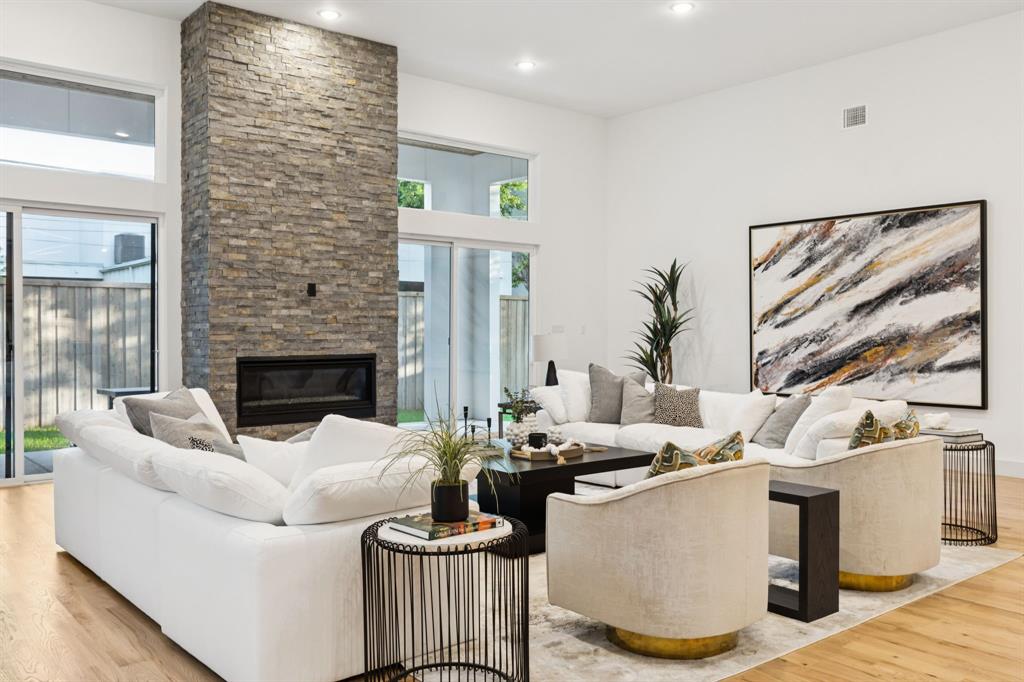 3940 N Cresthaven