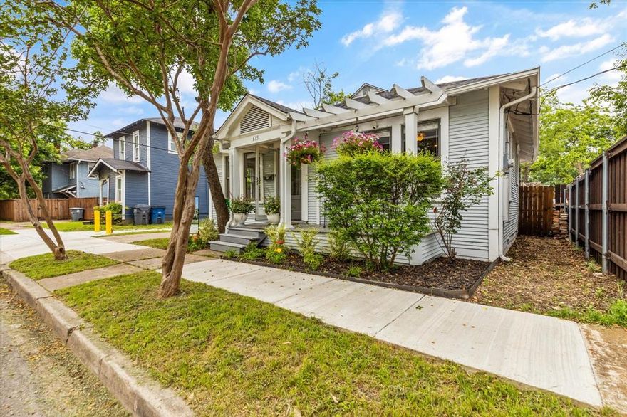 Your bungalow dreams have come true! Don't miss the opportunity to make this 2 bedroom and 1.5 baths craftsman in Junius Heights your new home.
An open floor plan kitchen and original hardwoods make this a charming home. Right out the kitchen door, a fenced-in backyard would be perfect for hosting friends and family.