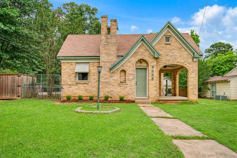 Photo of 2335 Simpson Street, Paris, TX 75460 (MLS # 21255812)