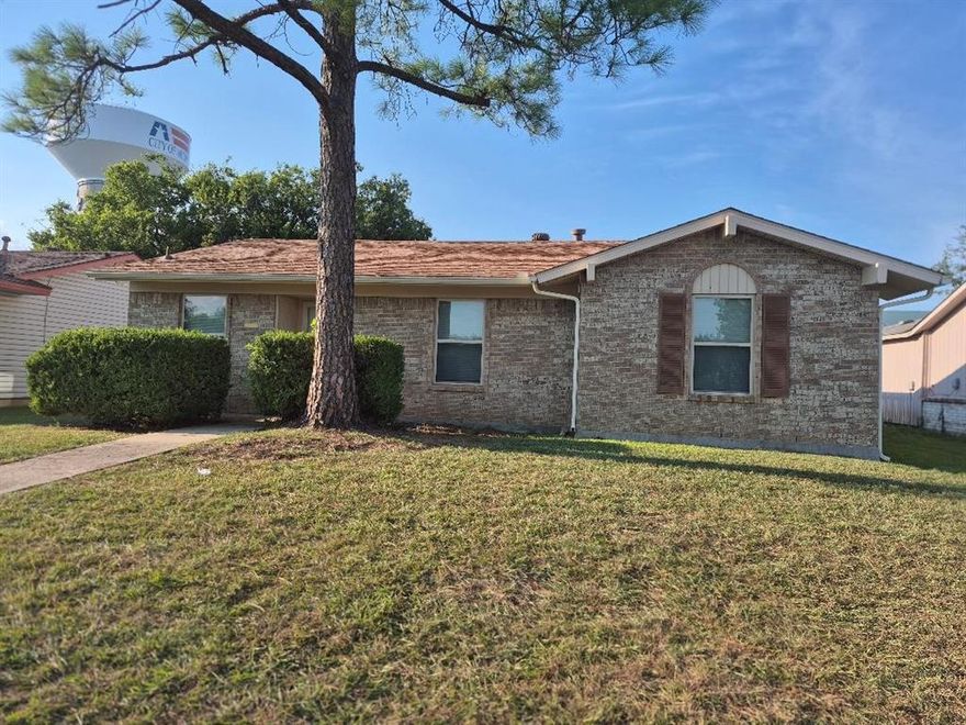 Great little home in a great school district.  Alley access carport in the back.
Washer included plus refrigerator plus gas stove.

Electric dryer hookup in storage area in the back good size backyard for you family cookouts.