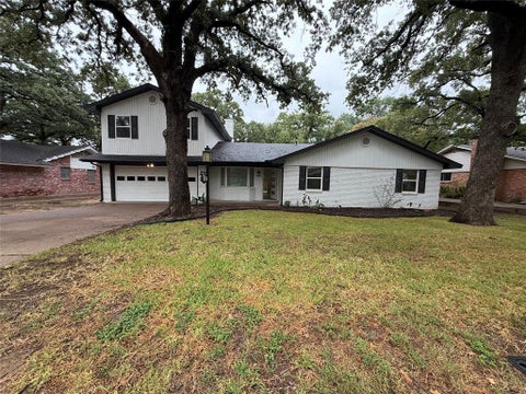 Photo of 1515 Cherokee Street, Arlington, TX 76012 (MLS # 21405242)