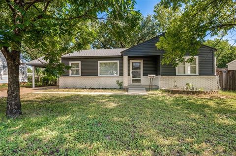 Photo of 209 W 12th Street, Irving, TX 75060 (MLS # 21331384)