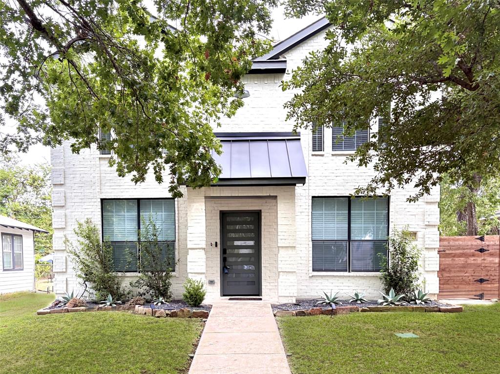 Photo of 700 Martinique Avenue, Dallas, TX 75223 (MLS # 21392093)