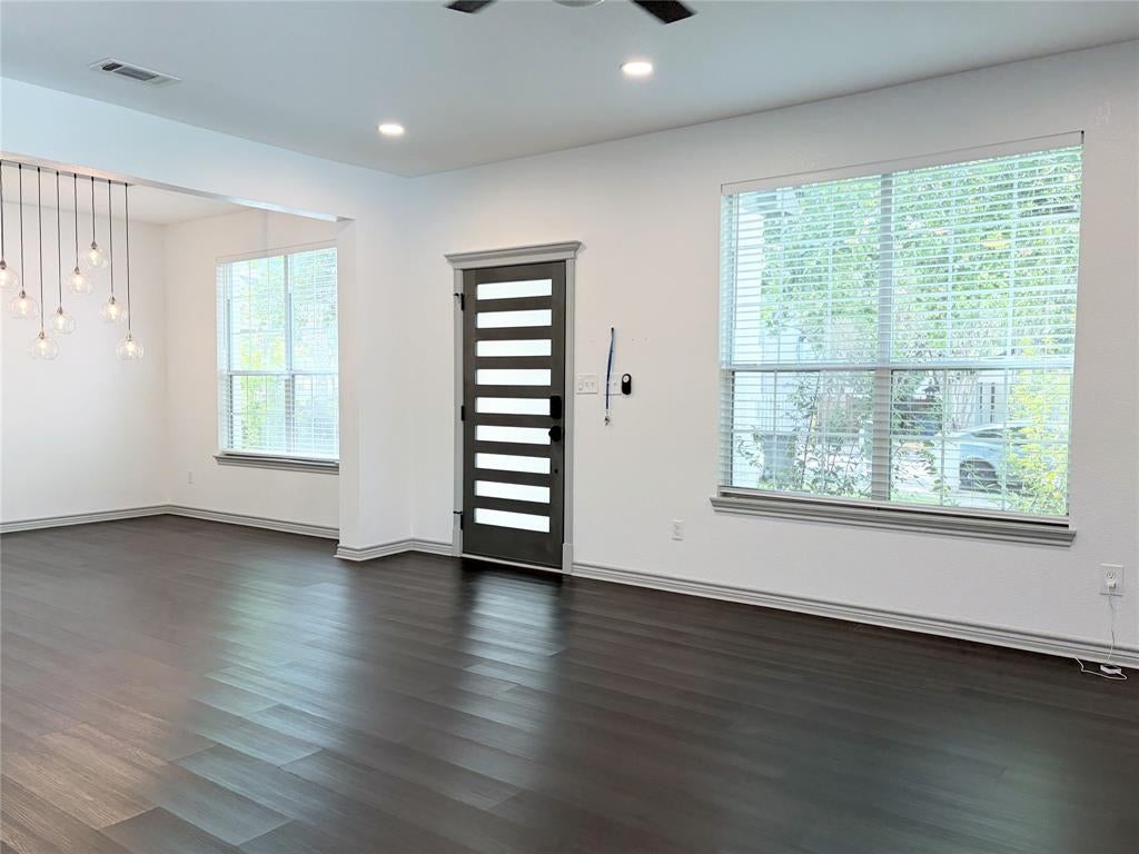 Photo of 700 Martinique Avenue, Dallas, TX 75223 (MLS # 21392093)