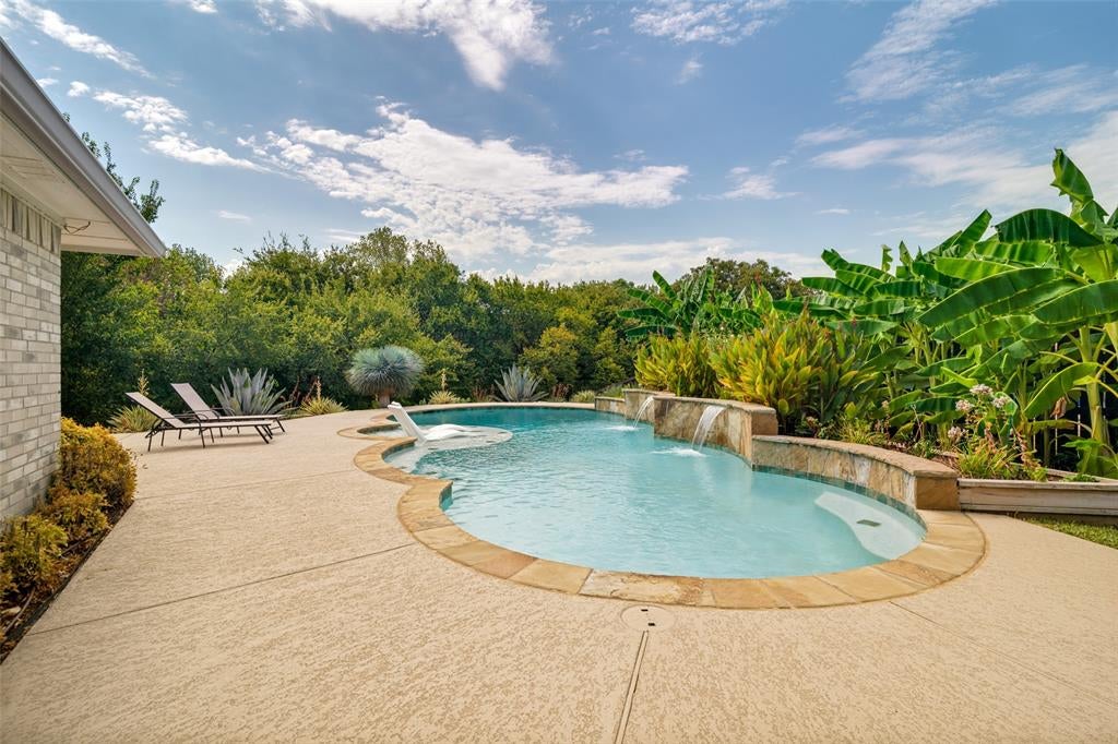2202 Country Hollow Lane