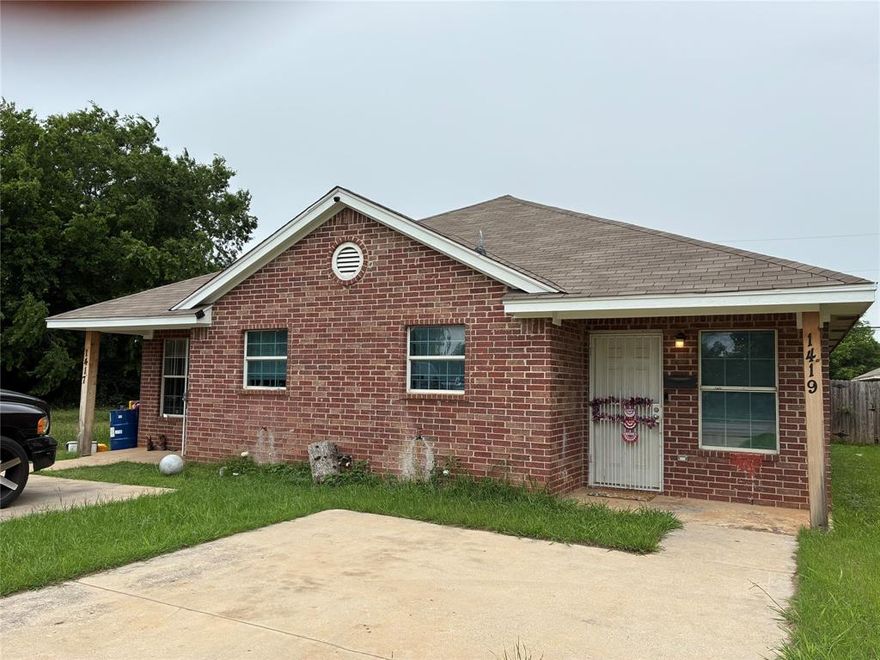 Investment opportunity ! Live in one side make money on the other! Well maintained Duplex close to Downtown. One side is currently lease for $1,600. a month.