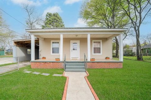 Photo of 505 Wesson Street, Marshall, TX 75670 (MLS # 21313252)