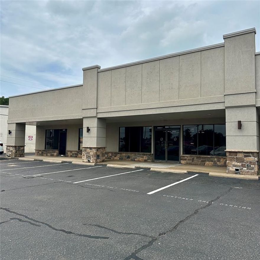 $9 per sf per yr + NNN.  Multiple square footage options now available at Pinnacle Plaza. See separate listings for all options. 


Approx. 6,026 sf of showroom warehouse available for lease with direct access to the SSW Loop 323.

(3) 10x10 Grade level OH doors. 
Building and Pylon signage. 
Adequate lighted parking. 
End cap space. 
Climate controlled. 
Three access points from Loop 323. 
High visibility. 
Zoning: M-1.