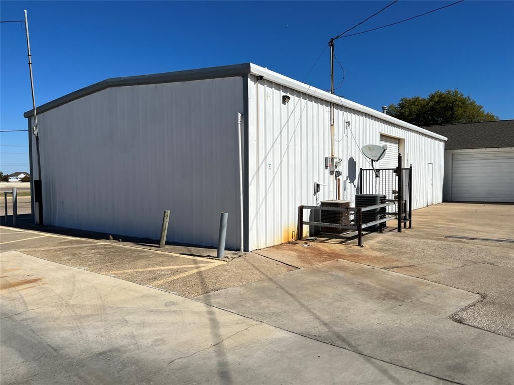 Photo of 710 E Interstate 30 Fwy #B, Garland, TX 75043 (MLS # 20188763)