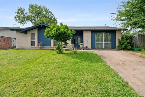 Photo of 609 Columbine Lane, Grand Prairie, TX 75052 (MLS # 21253402)