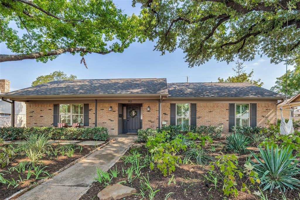 912 Vinecrest Lane