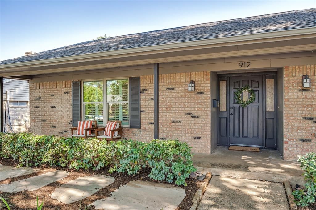 912 Vinecrest Lane
