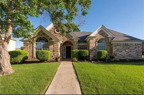Photo of 1352 Autumn Trail, Lewisville, TX 75067 (MLS # 21142323)