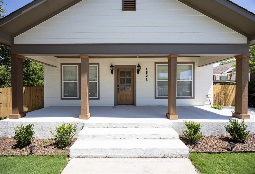 1321 E Magnolia Avenue