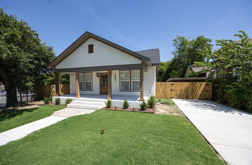 1321 E Magnolia Avenue