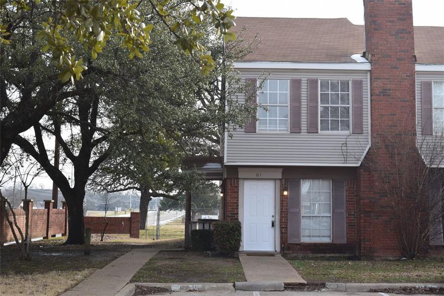 Fresh Paint Carpets Upstairs, Former Model of Complex Bus stop right outside of front door. Two Grocery Stores within walking Distance Chase Bank across street. Walking distance to McDonalds and Two Chicken houses a Taco Bell. Easy access to Downtown Bus.