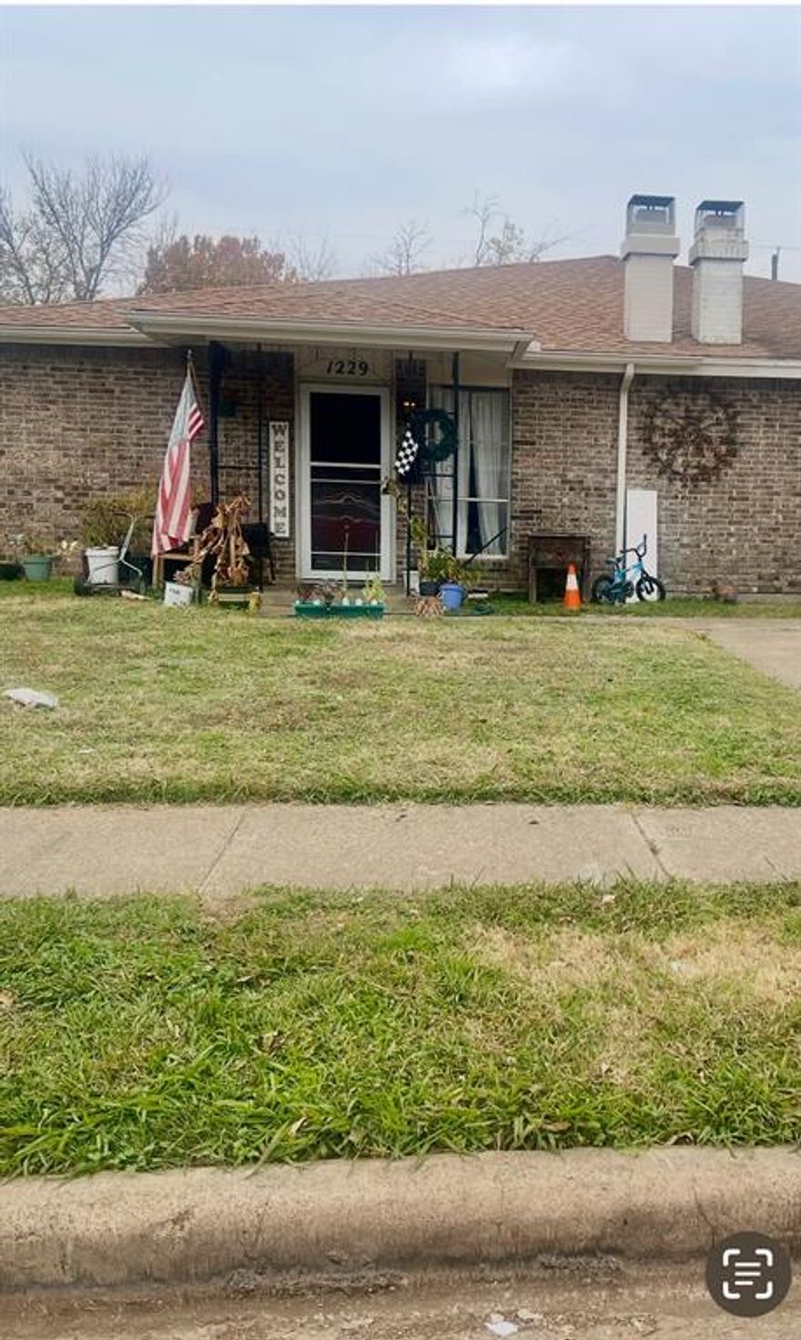This residence is a one-story half of a duplex, featuring two bedrooms, one and a half bathrooms, a two-car garage, two walk-in closets, and an entry coat closet. The interior boasts all-new cabinets, a kitchen, and new vanity cabinets in the bathrooms, as well as new granite countertops, sinks, and faucets. Additional upgrades include new carpet, tile, an AC system, gas furnace, gas water heater, electric stove with microwave, and a vented hood above the stove.