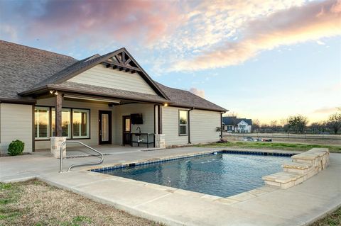 A home in Crowley