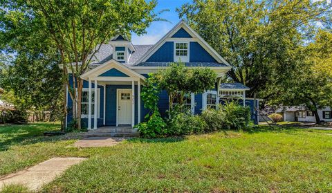 Photo of 902 N Frances Street, Terrell, TX 75160 (MLS # 20702696)