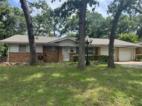 Photo of 617 Forest Lane, Hurst, TX 76053 (MLS # 21297569)