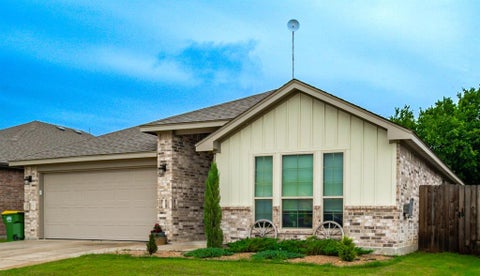 Photo of 206 Hubbard Street, Hillsboro, TX 76645 (MLS # 21307874)
