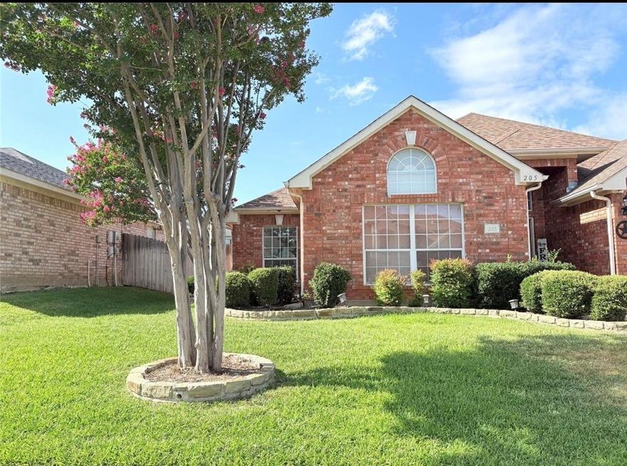 SELLING AS IS!! PRICED TO SALE! MOTIVED SELLERS 

Fantastic South Arlington Home with a Pool and Spa!!! Welcome to this beautifully designed three bedroom, two bath home. Ideally located just off Matlock with quick access to I-20 and the Arlington Highlands, it is also just a street over from Lynn Creek Linear Park where you can enjoy 1.16 miles of paved walking and biking trails. Offering the perfect blend of comfort and convenience.

This spacious home includes a split bedroom floor plan, the master bedroom has views of the pool, along with a walk in closet, his and her sinks and vanities. Separate shower and jetted tub. The living room and dinning area offers an open floor plan with a lot of windows and natural lighting, enjoy family time or unwind near the gas log fireplace. The kitchen is spacious enough to host family dinners while enjoying the back yard views. 

This home has so much to offer!!!! Perfect for families, great location!!