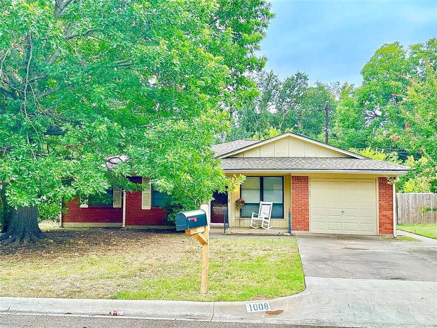 WELCOME HOME!  THE SEARCH IS OVER FOR A CHARMING SPACIOUS COTTAGE NESTLED IN THE HEART OF EVER SO POPULAR NORTH DENTON. HOME ADORNED WITH CHARACTER OF LIGHT AND BRIGHT OPEN FLOORPLAN  2 SPACIOUS LIVING AREAS PLUS DINING, COVERED FRONT PORCH , COVERED REAR DECK PORCH .BRIGHT KITCHEN WITH LARGE SEPARATE UTILITY ROOM. WALKING DISTANCE TO SCHOOLS, CHURCHES, PARKS, ETC AND CLOSE TO TWU.. BE MESMERIZED BY THE CHARM AND DECLARE IT HOME BEFORE ITS GONE. SHOWS LIKE A MODEL ...