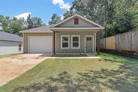 Photo of 820 Dubois Street, Denison, TX 75020 (MLS # 21203200)