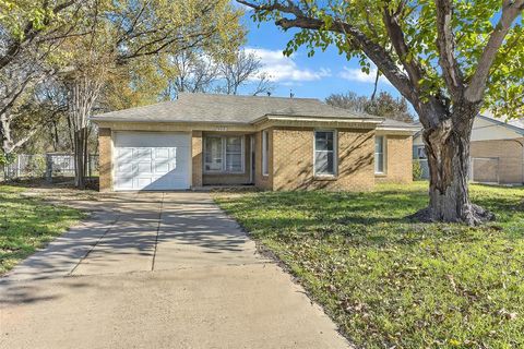 Photo of 908 Yale Street, River Oaks, TX 76114 (MLS # 21131775)