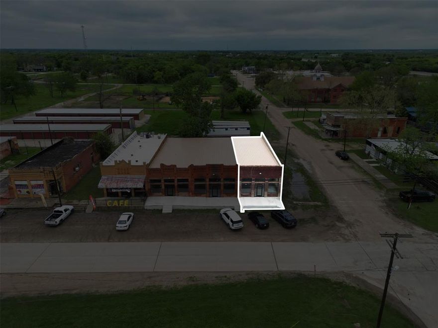 Unleash your creativity in the heart of downtown Rice, Texas! This flexible commercial space is a true blank canvas,
ready for your unique business vision—whether it’s a boutique, office, studio, or something entirely original. Situated
on a main street with strong visibility and consistent traffic, the location ensures great exposure and easy access for
both customers and clients. The open-concept layout allows for full customization, giving you the freedom to design the
space to fit your exact needs. Don’t miss this opportunity—schedule your showing today!