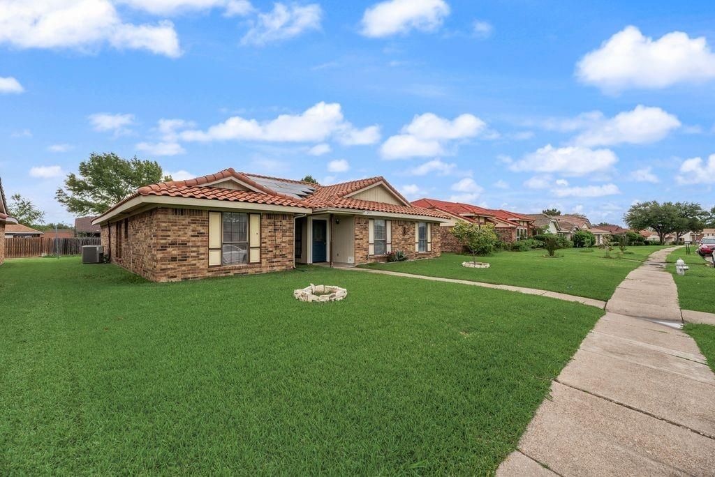 Photo of 2711 Eagle Pass, Mesquite, TX 75150 (MLS # 21244239)