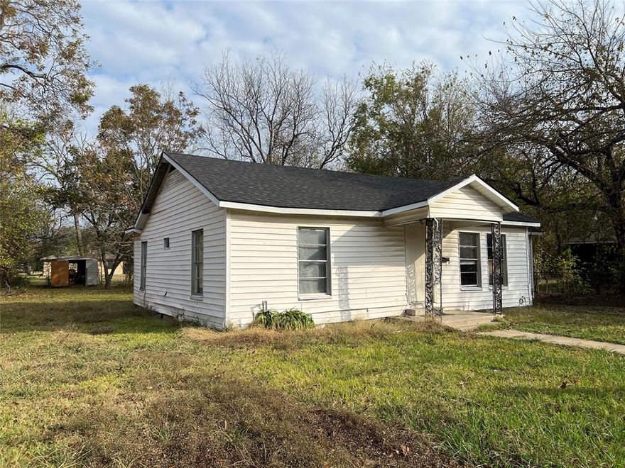 INVESTORS!! Don't miss this opportunity!! Great location. Within walking distance to downtown Wills Point. Quiet, established neighborhood. The roof is NEW. (2025). This property would be a great rental prospect if your looking to build your portfolio. Call for a showing appointment today.