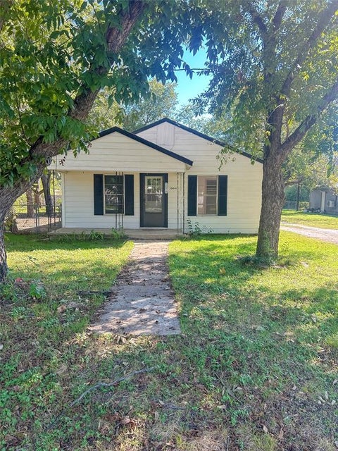 Photo of 304 N Neches Street, Whitney, TX 76692 (MLS # 21409030)