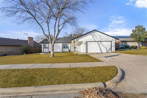 Photo of 2023 Deerfield Drive, Carrollton, TX 75007 (MLS # 21161844)