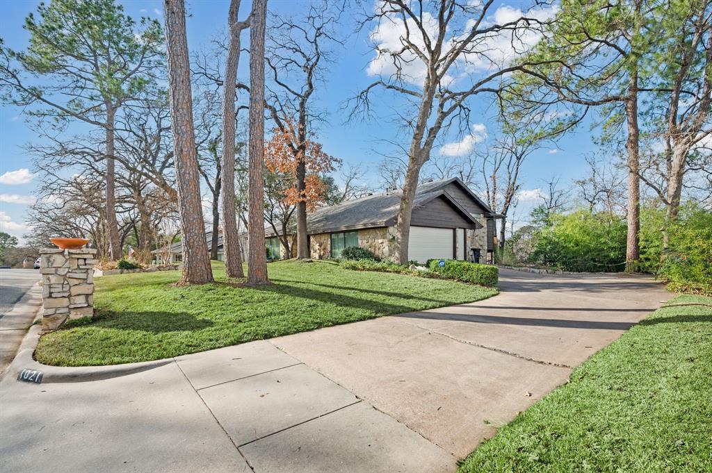 1021 Edgecliff Drive