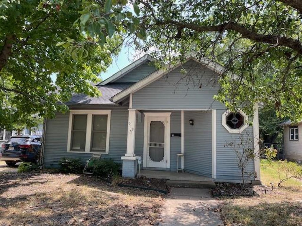 Photo of 918 N Rockwall Avenue, Terrell, TX 75160 (MLS # 21194145)