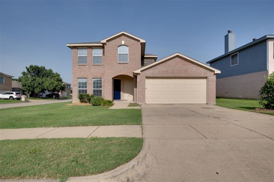 Welcome to this charming single-family home located in the highly sought-after Keller ISD! This spacious 2-story property features a main floor master suite and a bright, open-concept kitchen perfect for entertaining. Enjoy stylish vinyl plank flooring and fresh carpet. Modern monochromatic paint colors, and a large backyard ideal for gatherings or relaxing evenings.  Recent updates include new interior paint, brand-new cabinets and countertops, and all-new fixtures in both the kitchen and bathrooms, giving the home a fresh, contemporary feel.
Conveniently situated just off N. Beach St., you’ll have quick access to major toll roads and be minutes from the extensive shopping, dining, and entertainment options at Heritage Trace. Don’t miss your chance to own this move-in-ready gem!