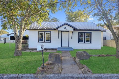 Photo of 611 W College Street, Jacksboro, TX 76458 (MLS # 21101372)