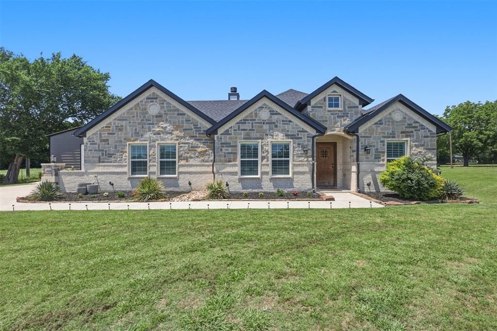 Photo of 1501 Business Highway 121, Trenton, TX 75490 (MLS # 21258343)