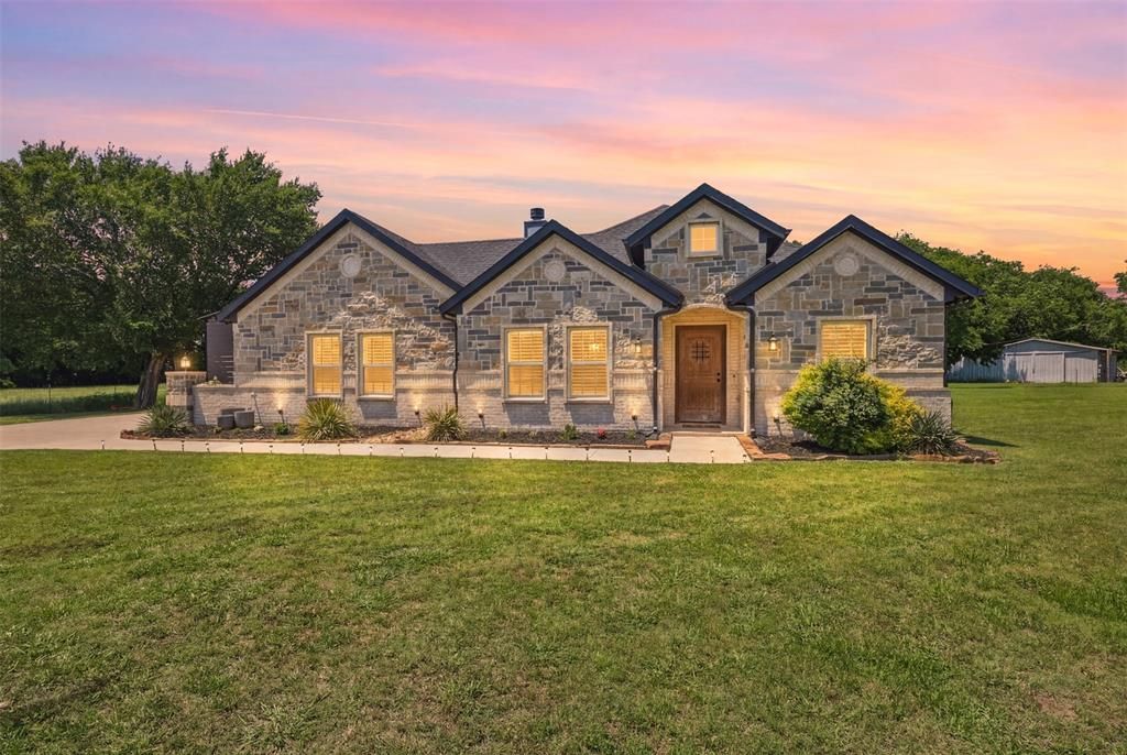 Photo of 1501 Business Highway 121, Trenton, TX 75490 (MLS # 21258343)