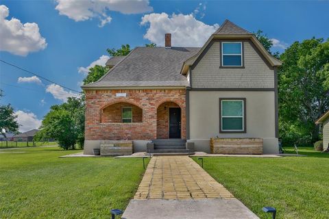 Photo of 230 E Main Street, Lindsay, TX 76250 (MLS # 21252668)