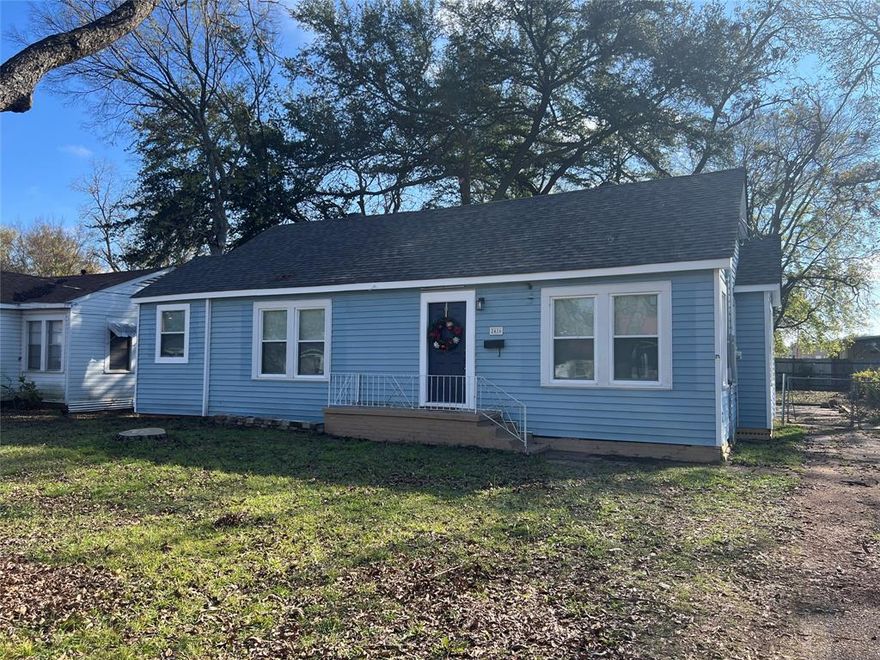 Cute little home that has been updated with new bathroom, fresh paint, refinished wood floors, remodeled kitchen with new appliances, and much more.  Comfortable living, close to great dining, shopping and major highways.