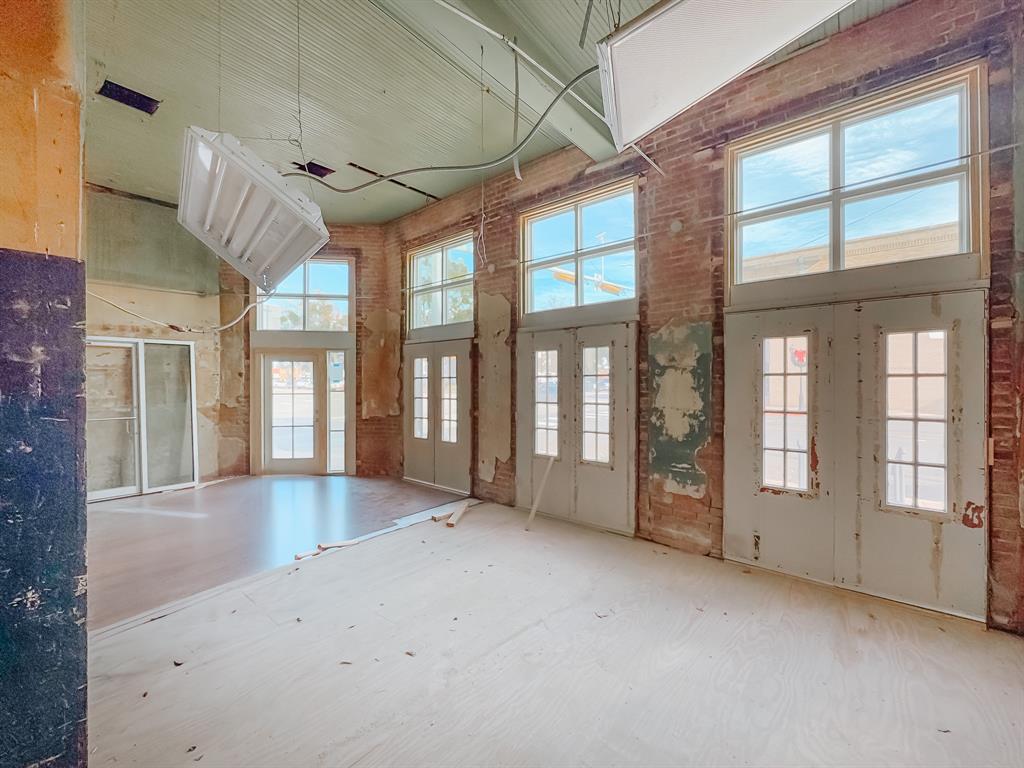 100 W Corsicana Street