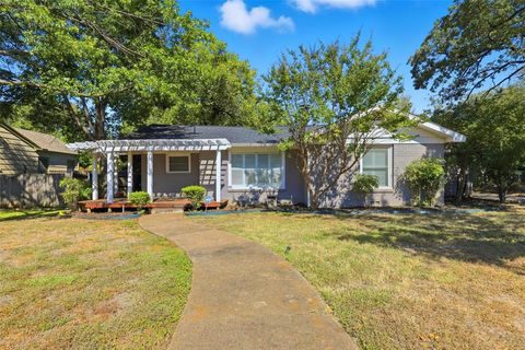 Photo of 2217 Yucca Avenue, Fort Worth, TX 76111 (MLS # 21093582)