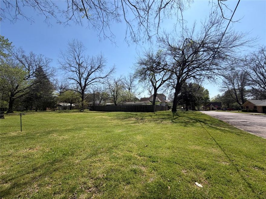 Prime level build lot located just blocks from downtown Whitesboro. Ready for construction, this property offers an excellent opportunity for a new home or investment project in a growing area. Convenient access to local amenities and just 15 minutes from Sherman and Gainesville, Texas.