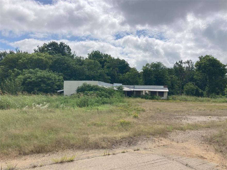 Investor Special   .224 Acres -  Corner lot close to downtown Alvarado Texas.   Great location on a busy street for your business.
This use to be a 7 unit studio mini hotel.  Last renovated in 2014 and currently vacant and boarded up.  Turn this property into cashflowing asset or tear down for another purpose.  Zoning is C-2, Commercial district 2.
