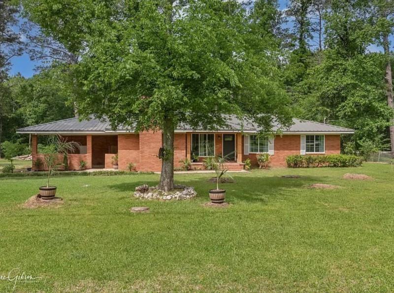1042 North Lane